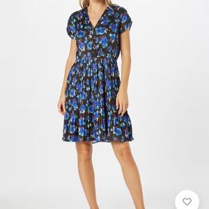Molly BRACKEN nwt pleated floral Vneck dress